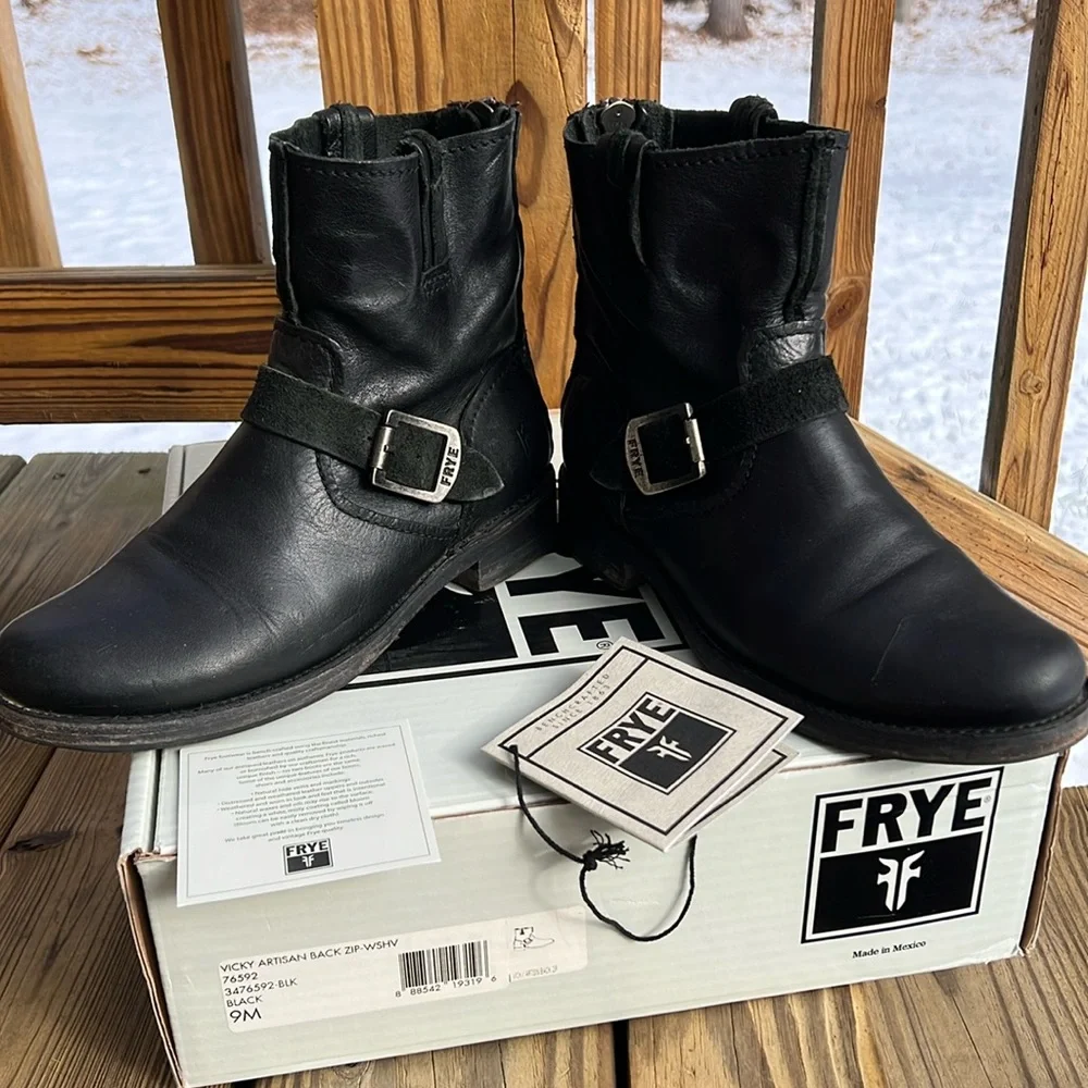 Frye Vicky Artisan Back Zip Distressed Boots  Moto Boots 9 🥳 Host Pick 🥳 - Picture 15 of 16